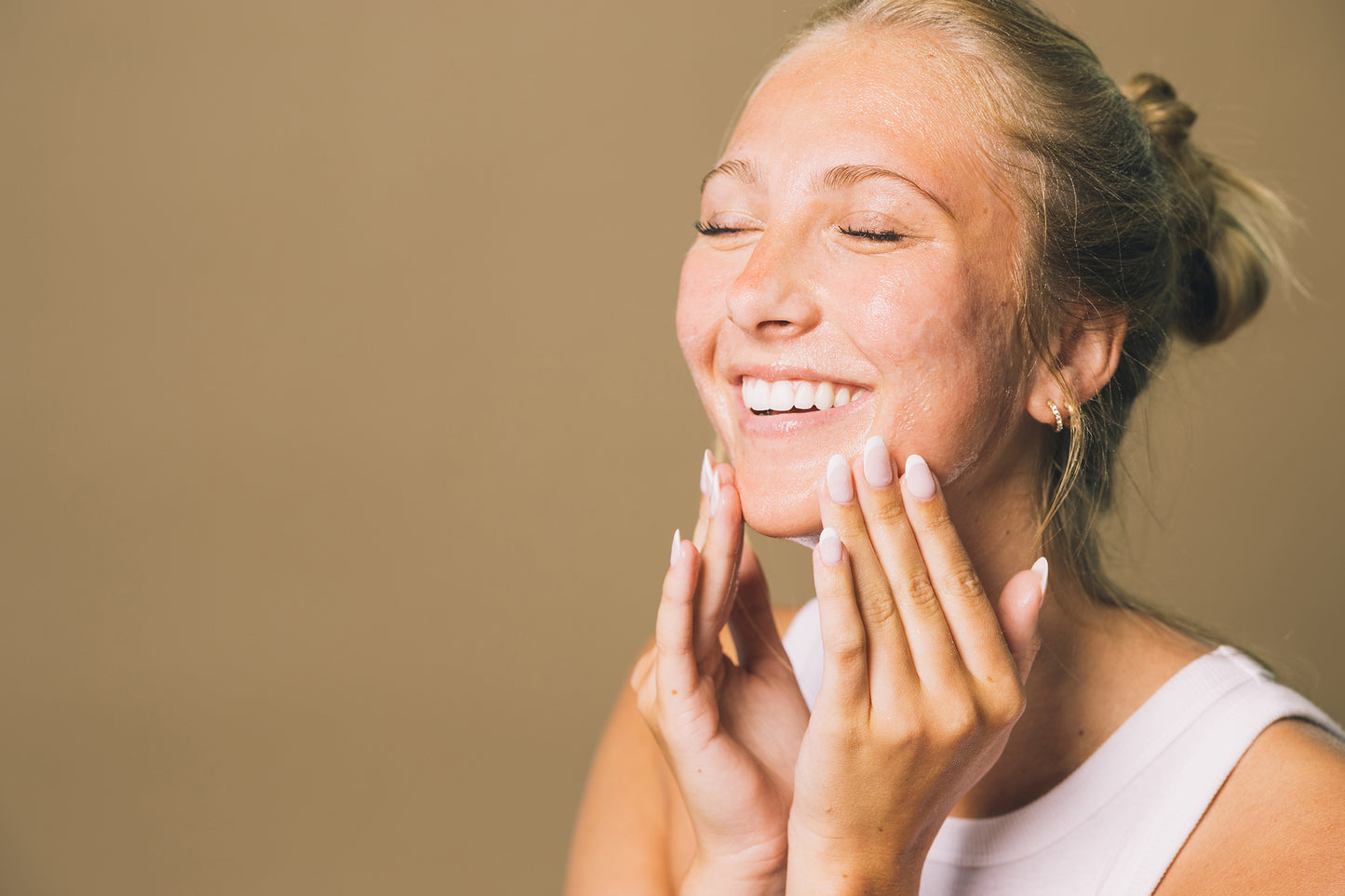 The girl washing her face with her Generation Bee soap